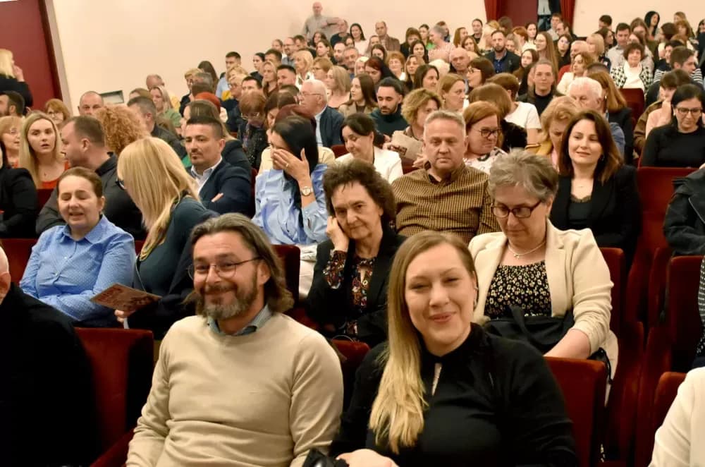 SMIJEH DO SUZA: Požeška publika ovacijama ispratila premijeru komedije ʼPidžama za šesteroʼ