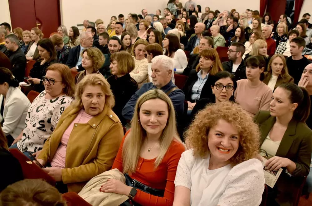 SMIJEH DO SUZA: Požeška publika ovacijama ispratila premijeru komedije ʼPidžama za šesteroʼ