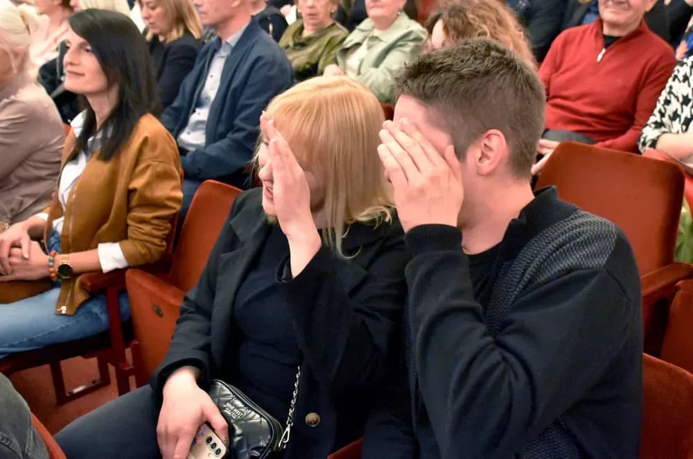 SMIJEH DO SUZA: Požeška publika ovacijama ispratila premijeru komedije ʼPidžama za šesteroʼ