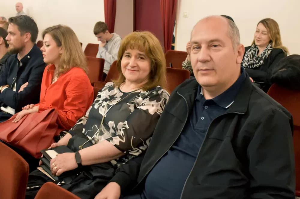 SMIJEH DO SUZA: Požeška publika ovacijama ispratila premijeru komedije ʼPidžama za šesteroʼ