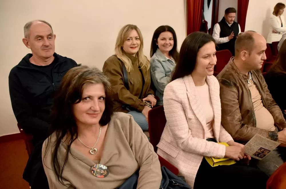 SMIJEH DO SUZA: Požeška publika ovacijama ispratila premijeru komedije ʼPidžama za šesteroʼ