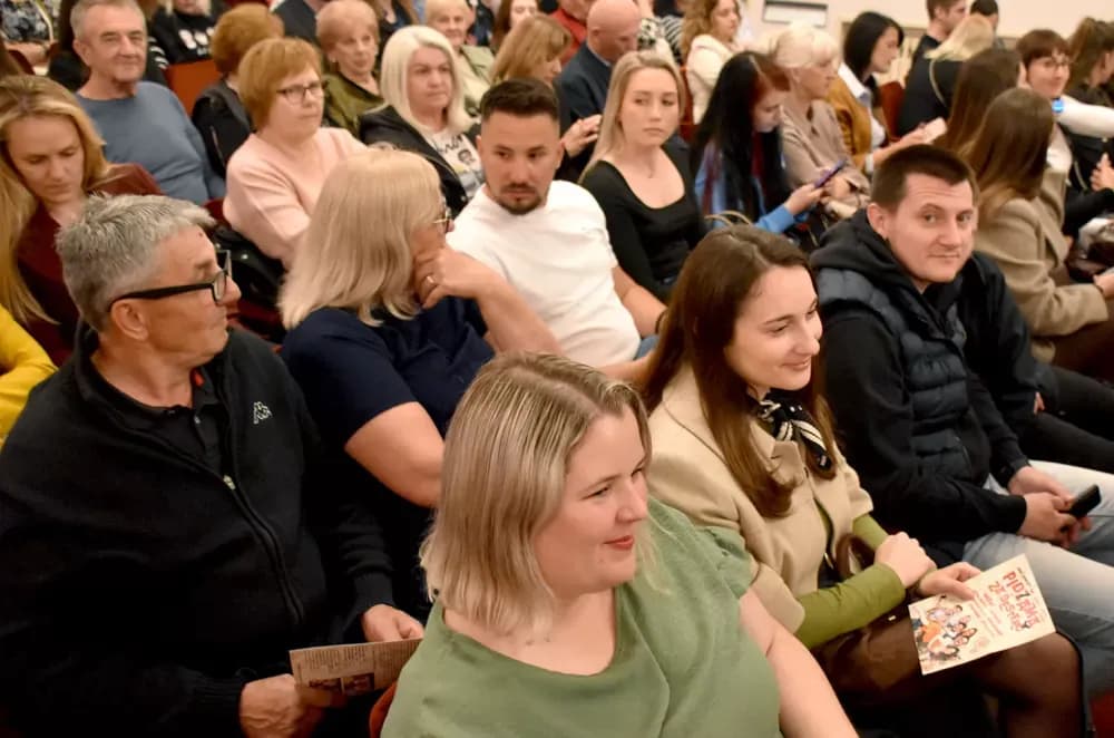 SMIJEH DO SUZA: Požeška publika ovacijama ispratila premijeru komedije ʼPidžama za šesteroʼ