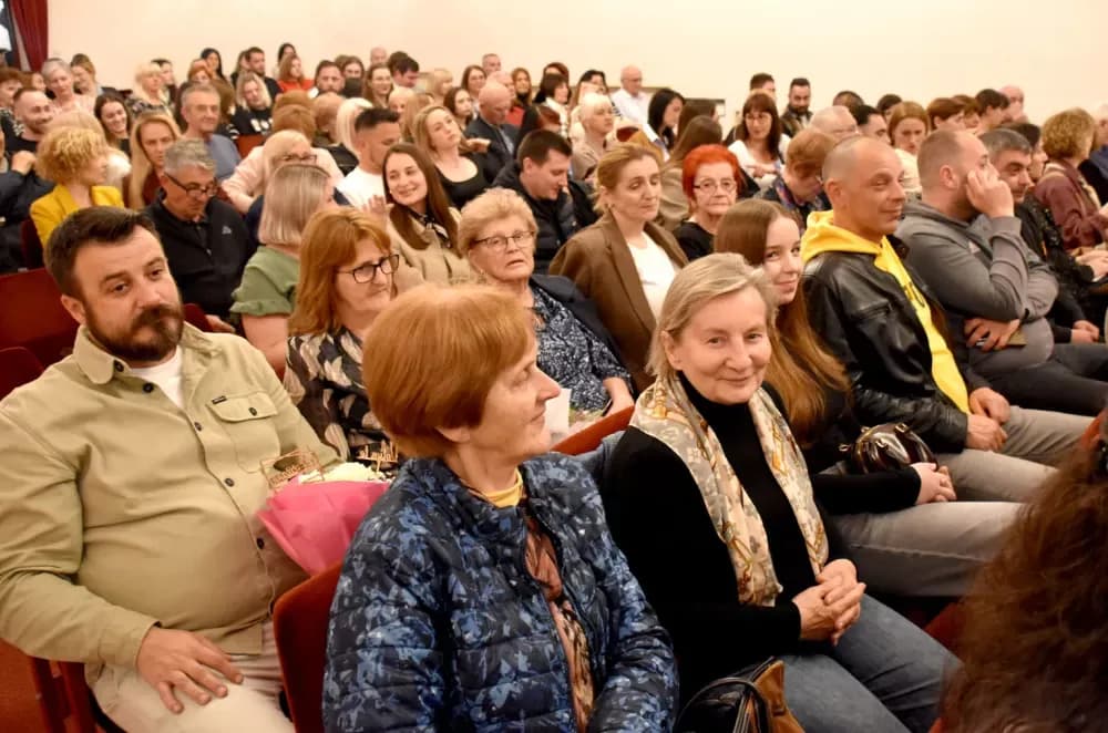 SMIJEH DO SUZA: Požeška publika ovacijama ispratila premijeru komedije ʼPidžama za šesteroʼ