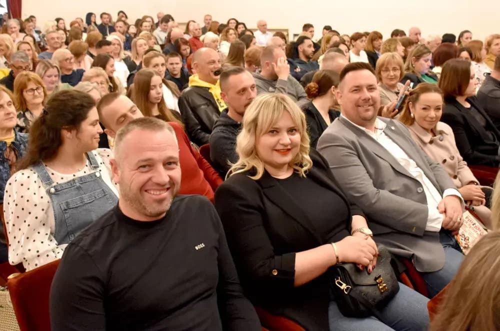 SMIJEH DO SUZA: Požeška publika ovacijama ispratila premijeru komedije ʼPidžama za šesteroʼ