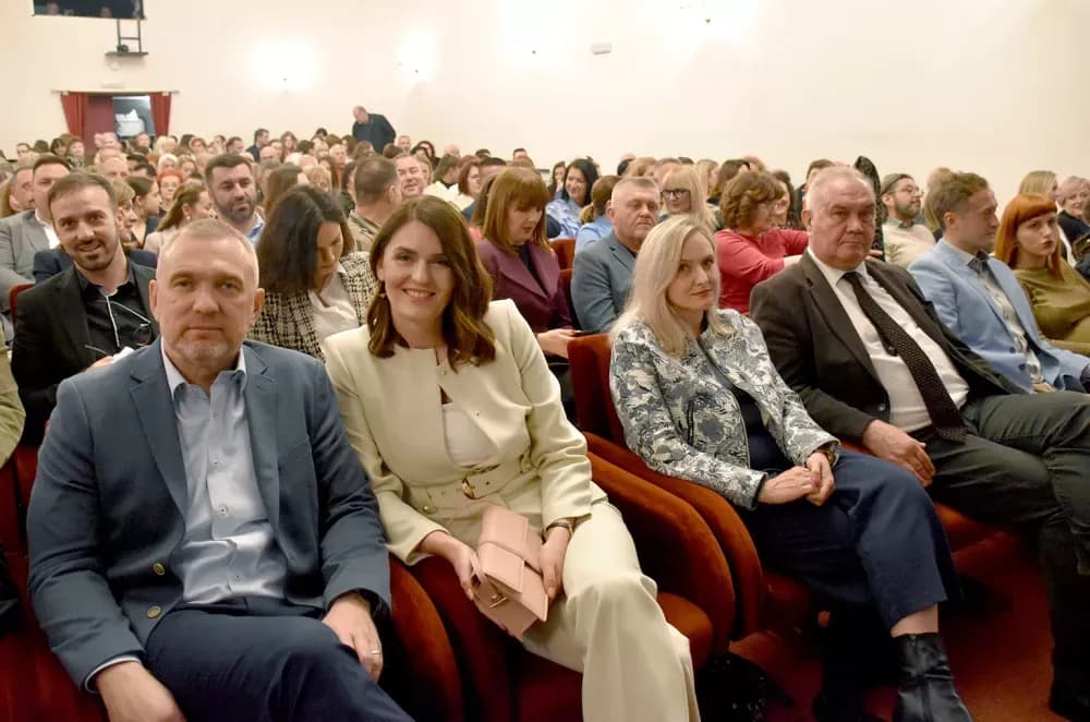 SMIJEH DO SUZA: Požeška publika ovacijama ispratila premijeru komedije ʼPidžama za šesteroʼ
