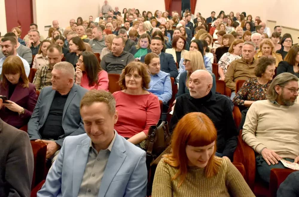 SMIJEH DO SUZA: Požeška publika ovacijama ispratila premijeru komedije ʼPidžama za šesteroʼ