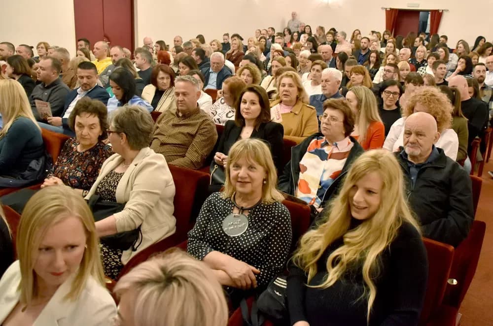 SMIJEH DO SUZA: Požeška publika ovacijama ispratila premijeru komedije ʼPidžama za šesteroʼ
