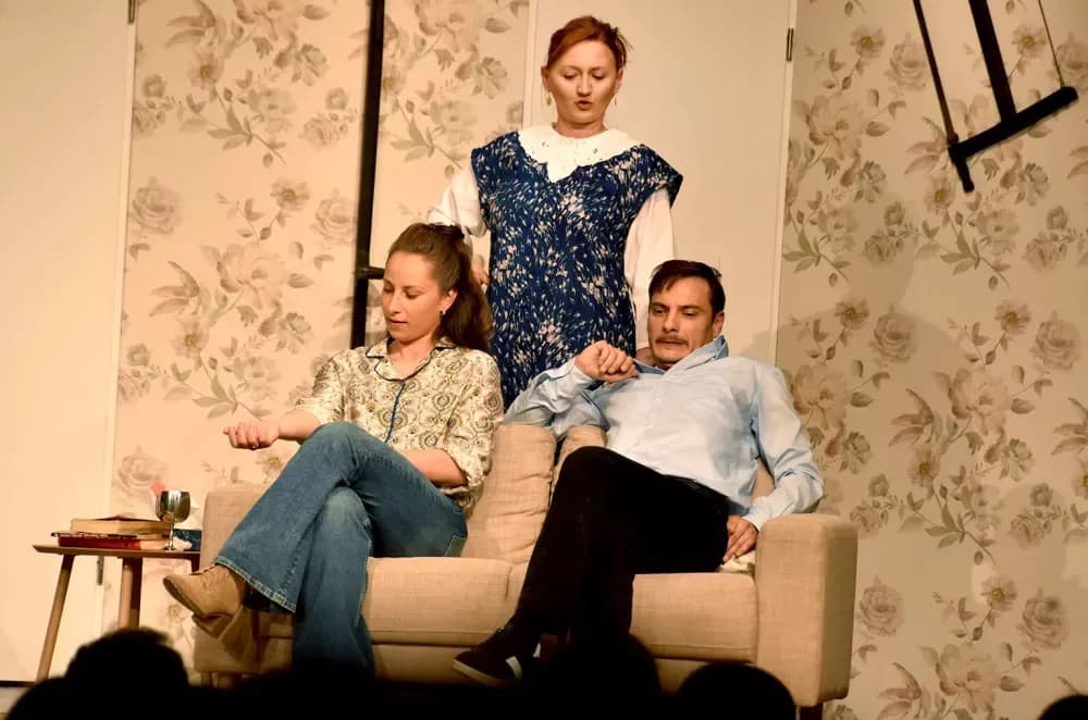 SMIJEH DO SUZA: Požeška publika ovacijama ispratila premijeru komedije ʼPidžama za šesteroʼ