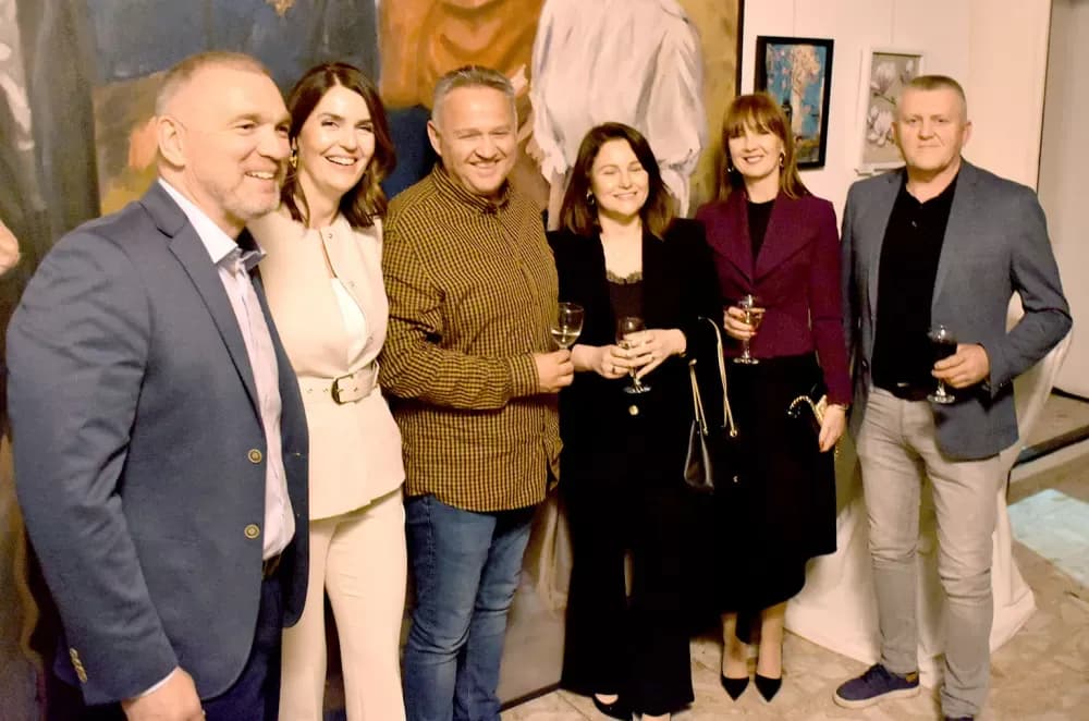 SMIJEH DO SUZA: Požeška publika ovacijama ispratila premijeru komedije ʼPidžama za šesteroʼ