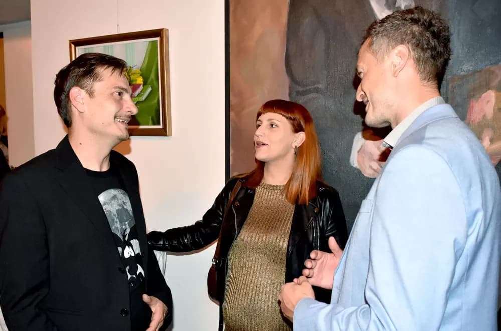SMIJEH DO SUZA: Požeška publika ovacijama ispratila premijeru komedije ʼPidžama za šesteroʼ