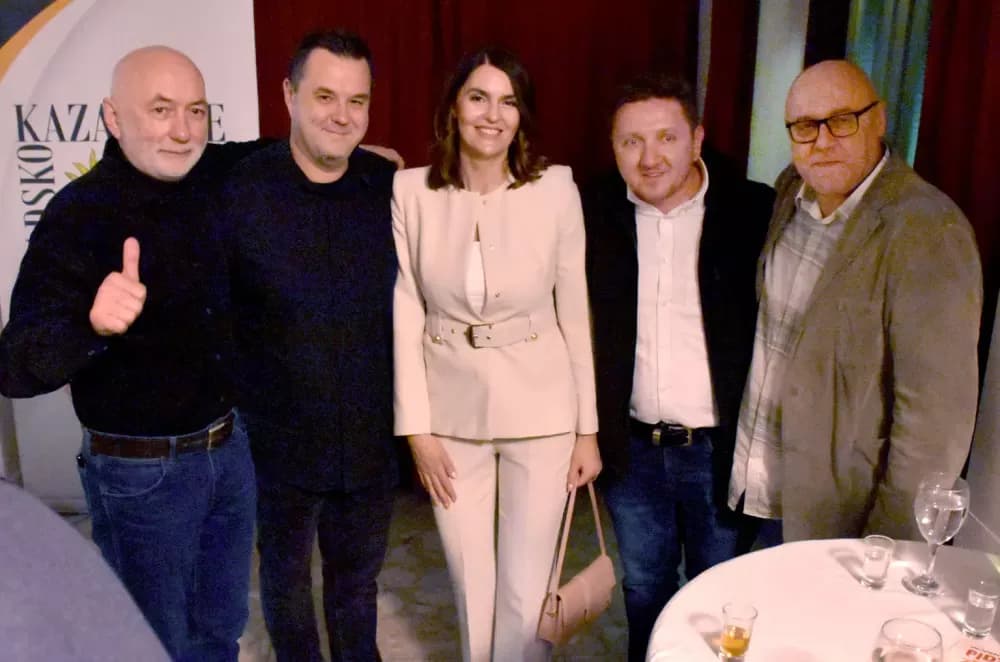 SMIJEH DO SUZA: Požeška publika ovacijama ispratila premijeru komedije ʼPidžama za šesteroʼ