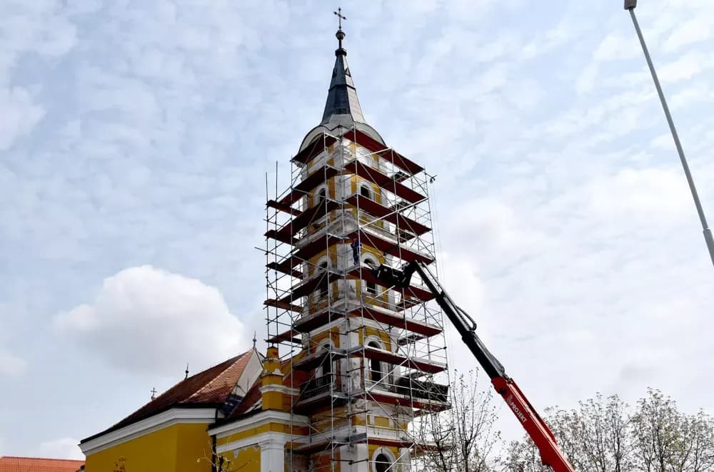 Povijesni zahvat u srcu Jakšića: Započelo rušenje tornja župne crkve sv. Barbare