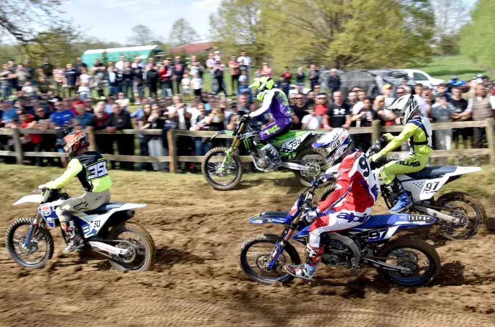 MOTOCROSS SPEKTAKL NA VILARAMA: Više od 150 vozača oduševilo brojnu publiku