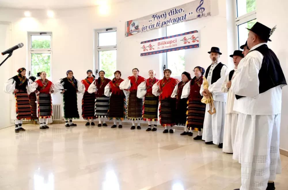 Biškupci odjekivali tradicijom: Održan 11. susret pjevačkih skupina „Pivaj diko, ja ću ti polagat“