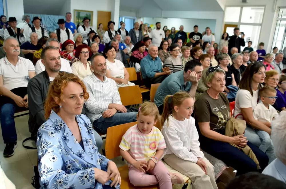 Biškupci odjekivali tradicijom: Održan 11. susret pjevačkih skupina „Pivaj diko, ja ću ti polagat“