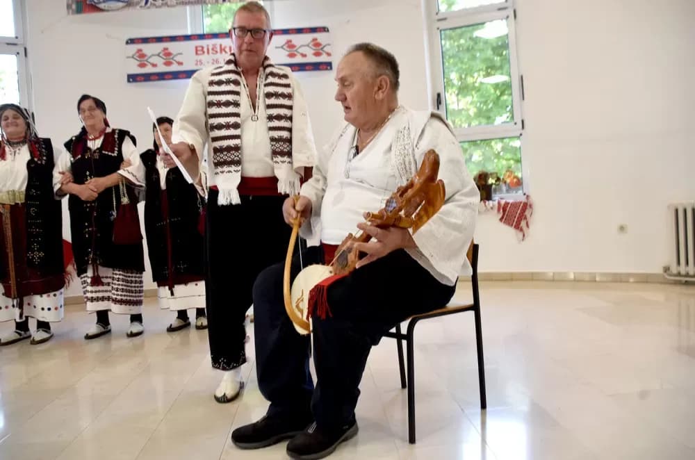 Biškupci odjekivali tradicijom: Održan 11. susret pjevačkih skupina „Pivaj diko, ja ću ti polagat“