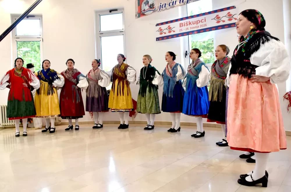 Biškupci odjekivali tradicijom: Održan 11. susret pjevačkih skupina „Pivaj diko, ja ću ti polagat“