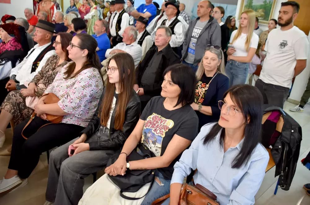 Biškupci odjekivali tradicijom: Održan 11. susret pjevačkih skupina „Pivaj diko, ja ću ti polagat“