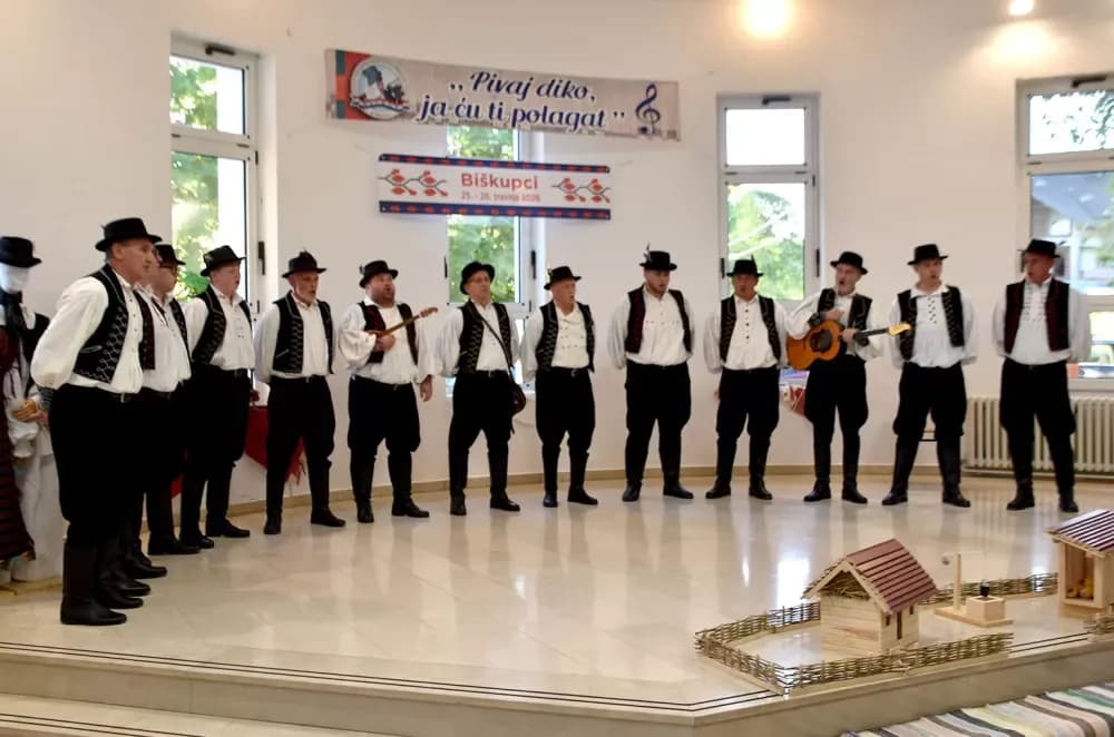 Biškupci odjekivali tradicijom: Održan 11. susret pjevačkih skupina „Pivaj diko, ja ću ti polagat“