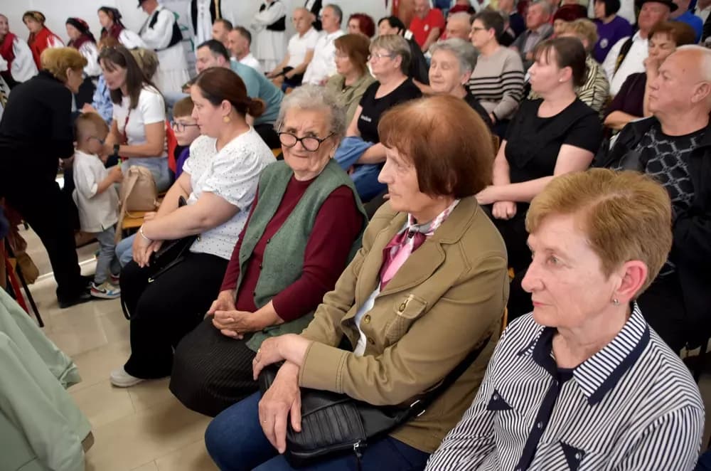 Biškupci odjekivali tradicijom: Održan 11. susret pjevačkih skupina „Pivaj diko, ja ću ti polagat“