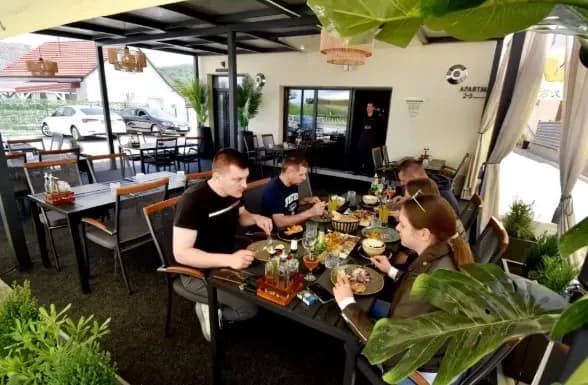 Otvorena terasa koja mijenja jutra u Požegi: Kava, brunch i slavonski doručak