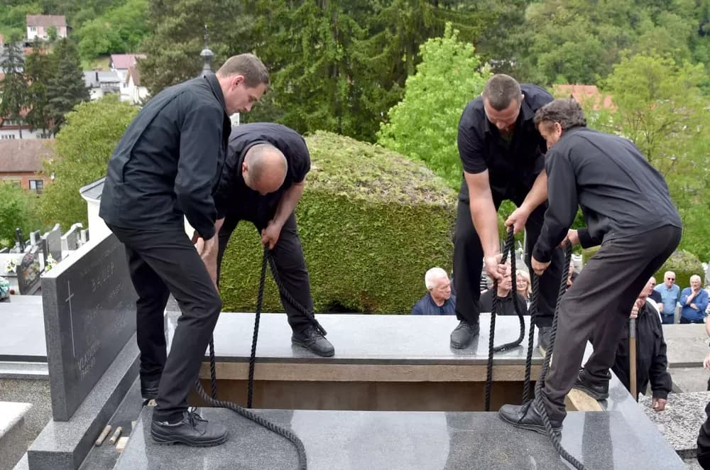 Čuvari požeškog mira: Grobari kojima ni smrznuta zemlja ni kiša ne kvare vedar duh