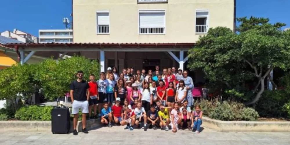 Učenici Katoličke osnovne škole na ljetovanju u Baškoj – šalju nam vesele pozdrave!