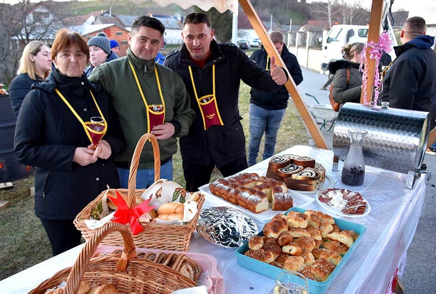 VETOVAČKO VINCELOVO: Uz orezano trsje, odabrana vina i domaće delicije Ivan Štivić i tamburaši razveselili stotine posjetitelja