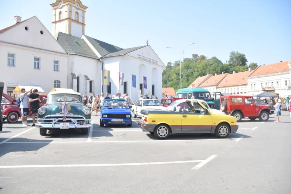 Karavana oldtimer vozila boravila u Požegi /FOTO/