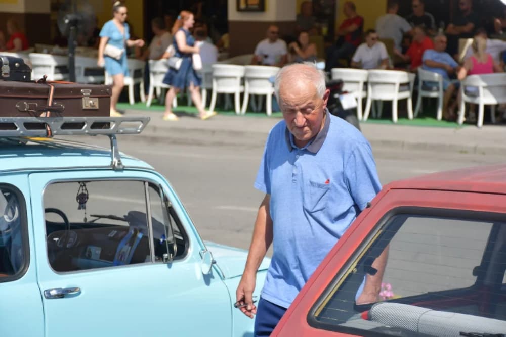 Karavana oldtimer vozila boravila u Požegi /FOTO/