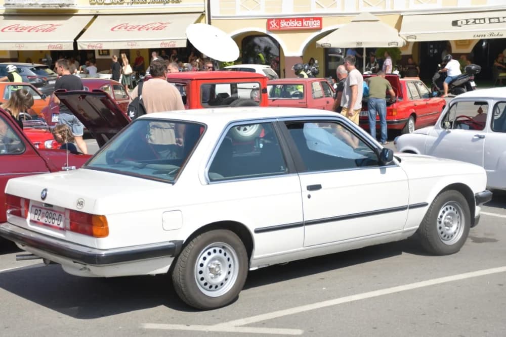 Karavana oldtimer vozila boravila u Požegi /FOTO/