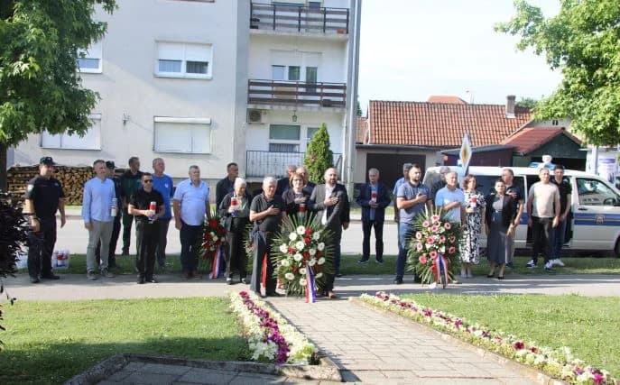 POVODOM DANA DRŽAVNOSTI U PLETERNICI: Ispred spomen-obilježja položeni vijenci poginulim hrvatskim braniteljima