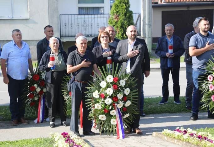 POVODOM DANA DRŽAVNOSTI U PLETERNICI: Ispred spomen-obilježja položeni vijenci poginulim hrvatskim braniteljima
