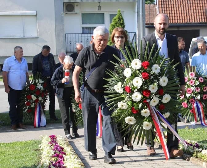 POVODOM DANA DRŽAVNOSTI U PLETERNICI: Ispred spomen-obilježja položeni vijenci poginulim hrvatskim braniteljima