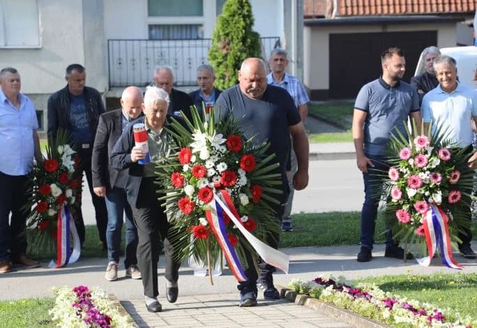 POVODOM DANA DRŽAVNOSTI U PLETERNICI: Ispred spomen-obilježja položeni vijenci poginulim hrvatskim braniteljima