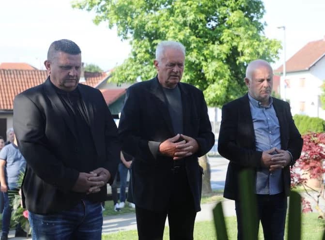 POVODOM DANA DRŽAVNOSTI U PLETERNICI: Ispred spomen-obilježja položeni vijenci poginulim hrvatskim braniteljima