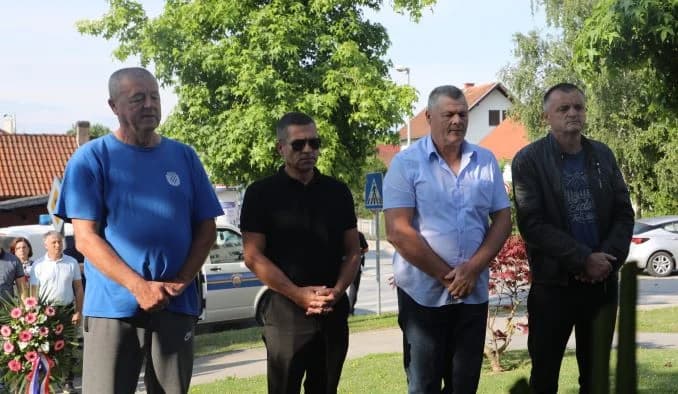 POVODOM DANA DRŽAVNOSTI U PLETERNICI: Ispred spomen-obilježja položeni vijenci poginulim hrvatskim braniteljima