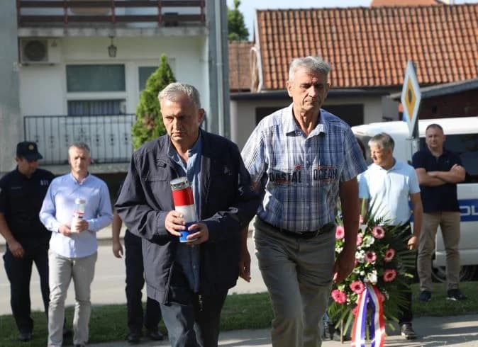 POVODOM DANA DRŽAVNOSTI U PLETERNICI: Ispred spomen-obilježja položeni vijenci poginulim hrvatskim braniteljima