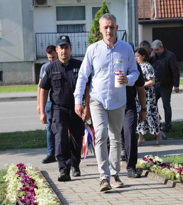 POVODOM DANA DRŽAVNOSTI U PLETERNICI: Ispred spomen-obilježja položeni vijenci poginulim hrvatskim braniteljima