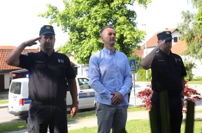 POVODOM DANA DRŽAVNOSTI U PLETERNICI: Ispred spomen-obilježja položeni vijenci poginulim hrvatskim braniteljima