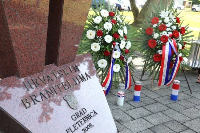 POVODOM DANA DRŽAVNOSTI U PLETERNICI: Ispred spomen-obilježja položeni vijenci poginulim hrvatskim braniteljima