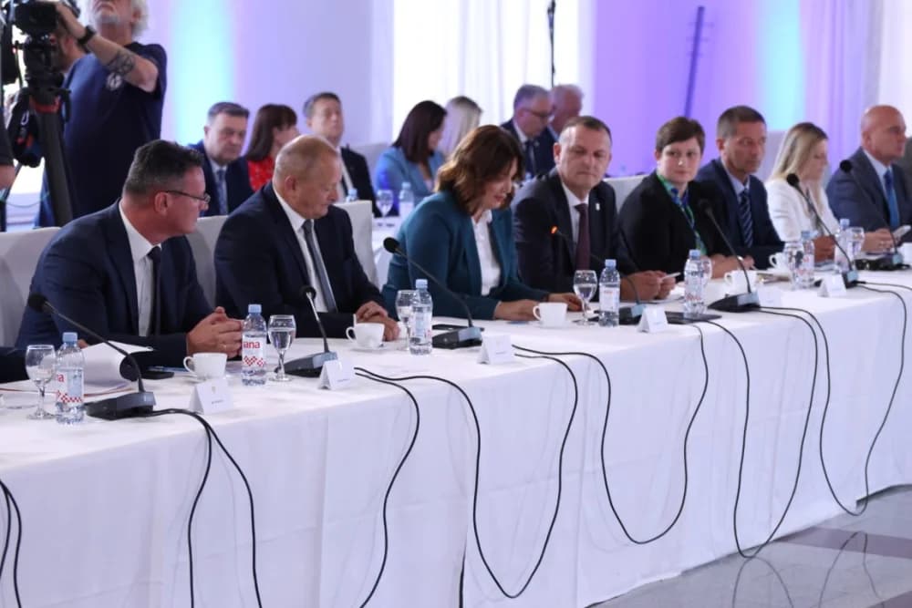 Plodonosna Sjednica Savjeta za Slavoniju u Jakšiću: Uručena Odluka o financiranju Regionalnog distribucijskog centra za voće i povrće u Požegi