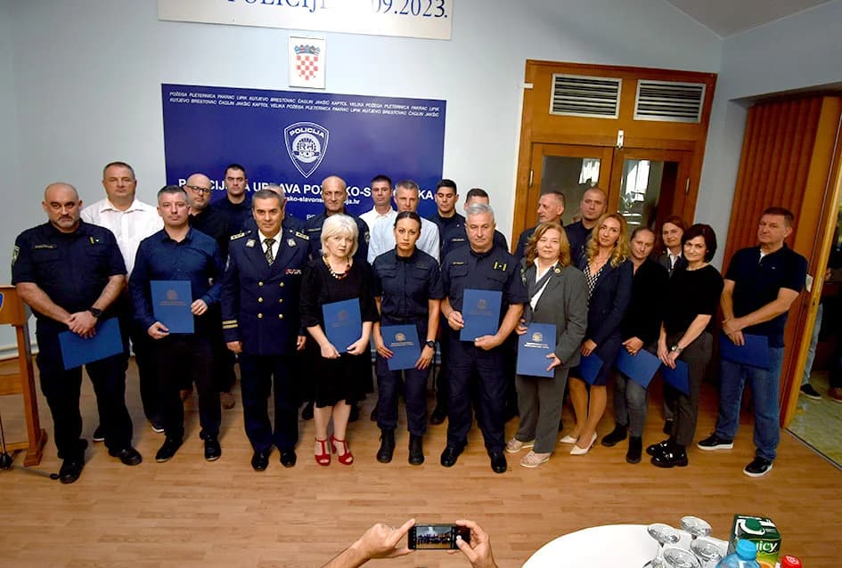 /FOTO/ Uručene pisane povale načelnika Policijske uprave požeško-slavonske policijskim službenicima i namještenicima u prigodi Dana policije