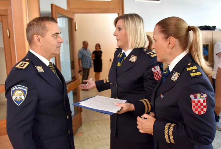 /FOTO/ Uručene pisane povale načelnika Policijske uprave požeško-slavonske policijskim službenicima i namještenicima u prigodi Dana policije