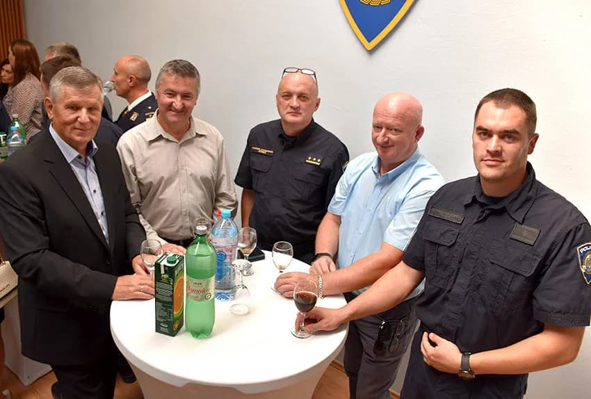 /FOTO/ Uručene pisane povale načelnika Policijske uprave požeško-slavonske policijskim službenicima i namještenicima u prigodi Dana policije