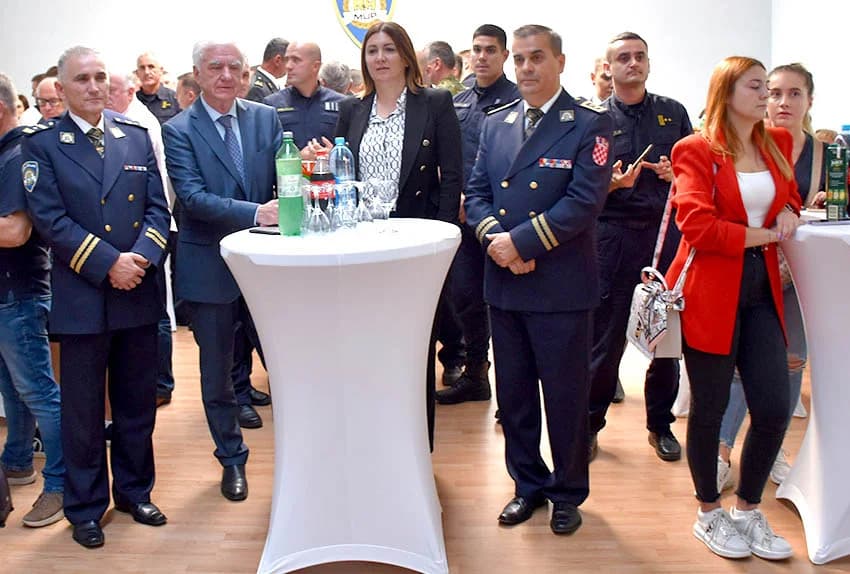 /FOTO/ Uručene pisane povale načelnika Policijske uprave požeško-slavonske policijskim službenicima i namještenicima u prigodi Dana policije