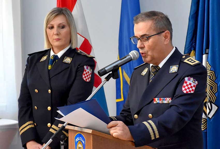 /FOTO/ Uručene pisane povale načelnika Policijske uprave požeško-slavonske policijskim službenicima i namještenicima u prigodi Dana policije
