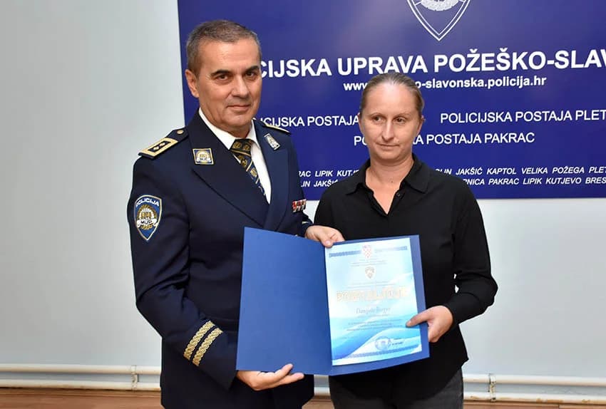 /FOTO/ Uručene pisane povale načelnika Policijske uprave požeško-slavonske policijskim službenicima i namještenicima u prigodi Dana policije