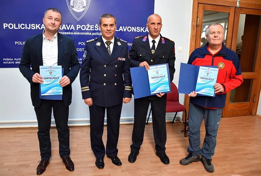/FOTO/ Uručene pisane povale načelnika Policijske uprave požeško-slavonske policijskim službenicima i namještenicima u prigodi Dana policije