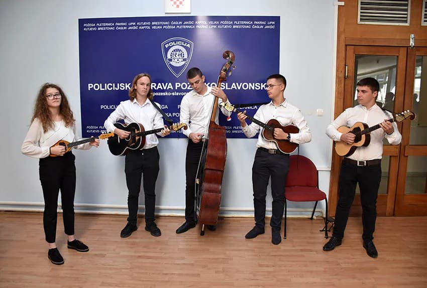 /FOTO/ Uručene pisane povale načelnika Policijske uprave požeško-slavonske policijskim službenicima i namještenicima u prigodi Dana policije